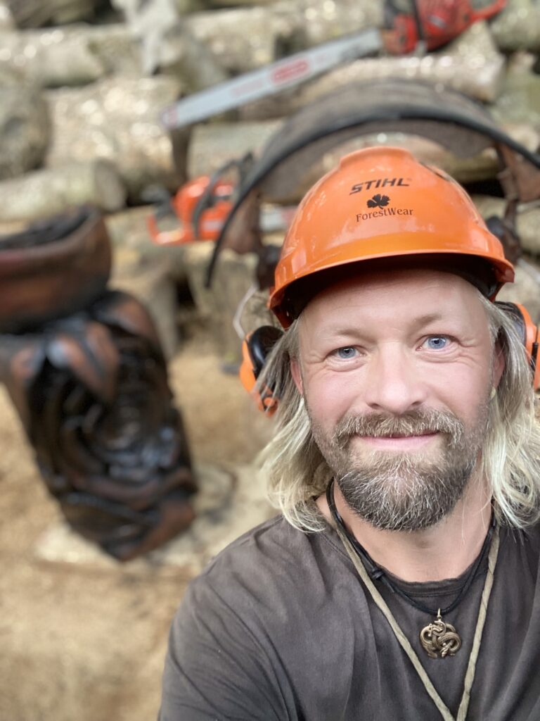 Trækunst og træudskæringer med motorsav på Nordfyn. Trækunstner Daniel Ginnerup Sørensen. Værude.dk